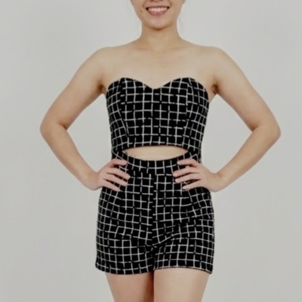 Revamped one-piece strapless sweertheart top cut-out midriff Romper - XS
